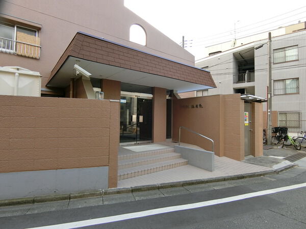 【ファミネス梅屋敷】エントランス付近