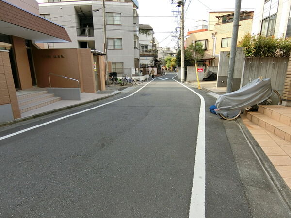 【ファミネス梅屋敷】前面道路付近