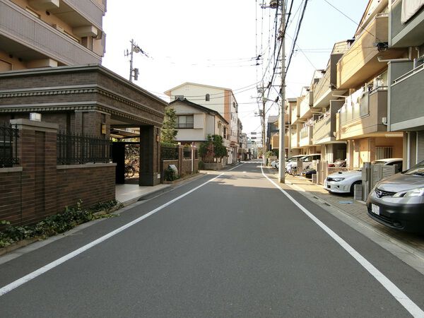 【ナイスブライトピア多摩川】前面道路付近
