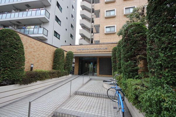 【ライオンズマンション多摩川緑地】外エントランス 【ライオンズマンション多摩川緑地】外エントランス