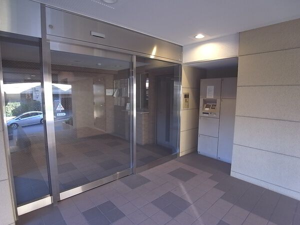 【エムズ東寺尾】エントランス内側