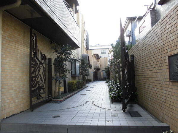 【ライオンズマンション杉田】エントランス