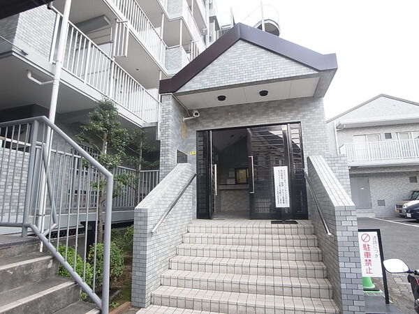 【コスモ港南日野】エントランス外観
