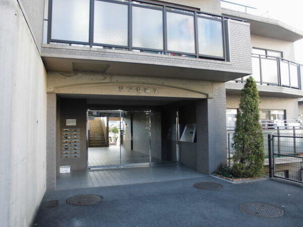 【リブゼ磯子】エントランス