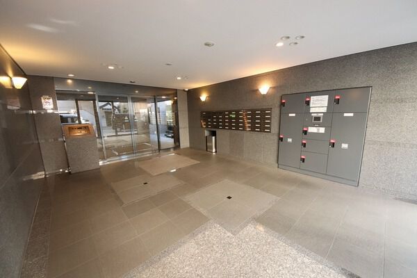 【ルーブル蒲田南伍番館】エントランス 【ルーブル蒲田南伍番館】エントランス