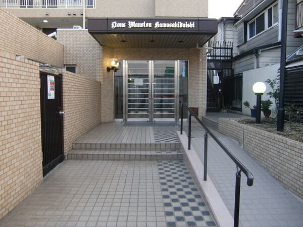 【ライオンズマンション川崎大師】エントランス前