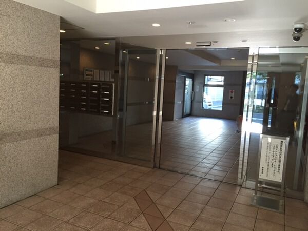 【ローヤルシティ川崎大師】エントランス内