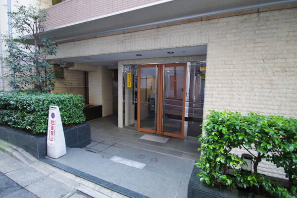 【パレステュディオ新宿御苑前】エントランス 【パレステュディオ新宿御苑前】エントランス