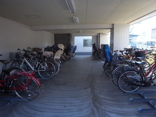 【グリーンホームズイーストアクシス】敷地内駐輪場