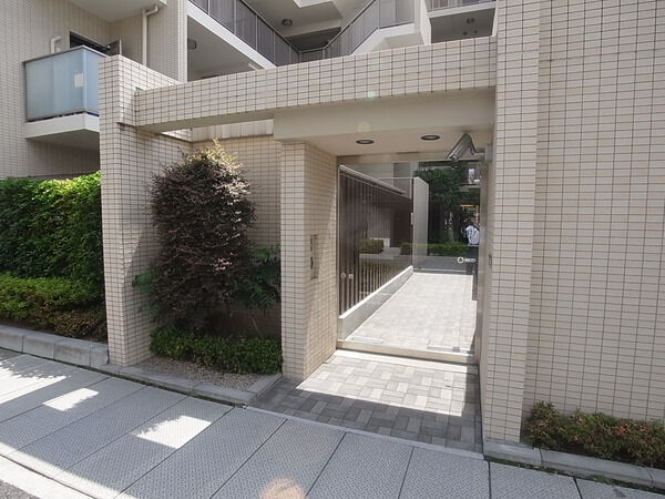 【ウェリス市川行徳】エントランス前 【ウェリス市川行徳】エントランス前