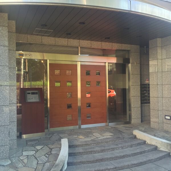 【ジェイパーク乃木坂】エントランス前 【ジェイパーク乃木坂】エントランス前