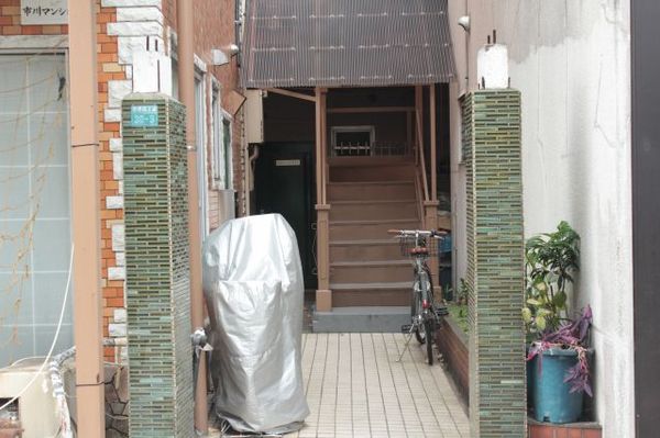 【市川マンション】建物入口 【市川マンション】建物入口