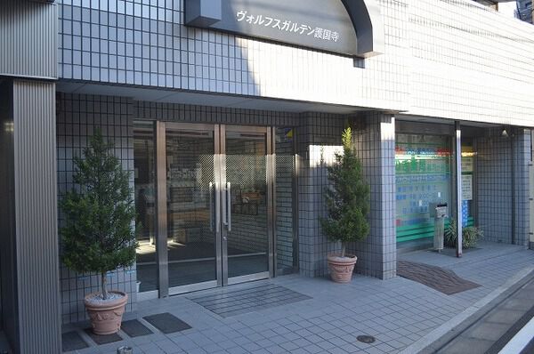 【ヴォルフスガルデン護国寺】エントランス