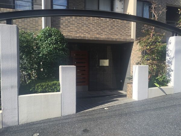 【ルフェール南青山】エントランス前 【ルフェール南青山】エントランス前