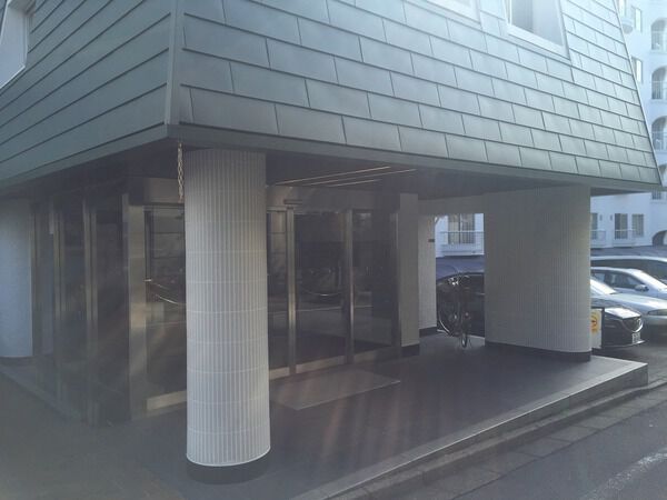 【南青山ハウス】エントランス前 【南青山ハウス】エントランス前