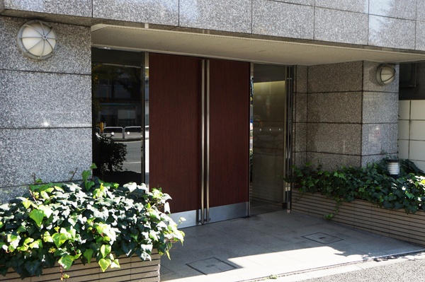 【エスコートノヴェル南麻布】エントランスアプローチ