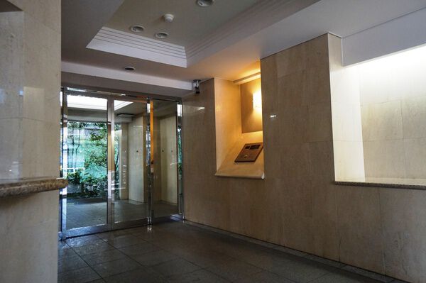 【エスコートノヴェル南麻布】エントランスホール