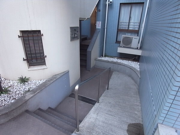 【ヒュース板橋本町】エントランス 【ヒュース板橋本町】エントランス