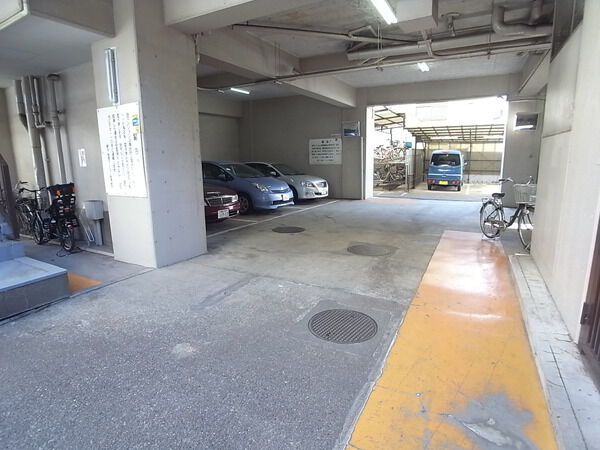 【朝日板橋マンション】駐車場 【朝日板橋マンション】駐車場