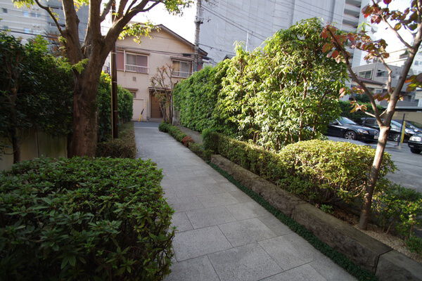 【新宿七丁目ハイライズ】エントランスアプローチ