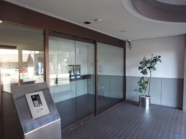 【ヴィルヌーブ一之江】エントランス 【ヴィルヌーブ一之江】エントランス