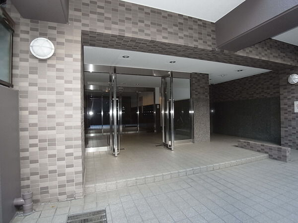 【サングレイス横浜蒔田】正面　玄関