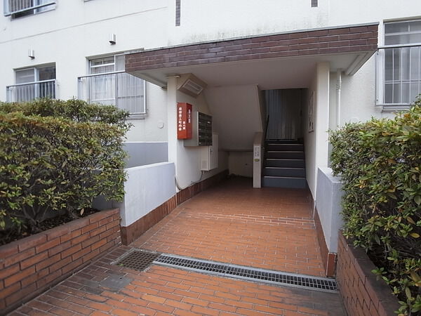 【サンコーポ蒔田】正面　玄関