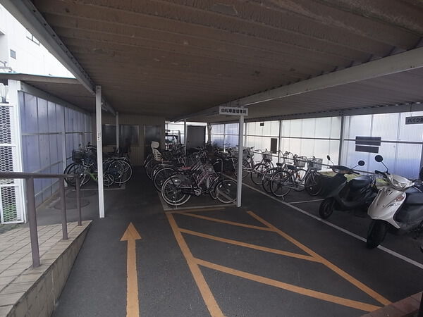 【ピースレジデンス新安城】駐輪場