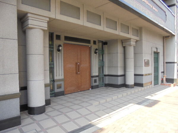 【ライオンズマンション東高津公園】エントランスアプローチ