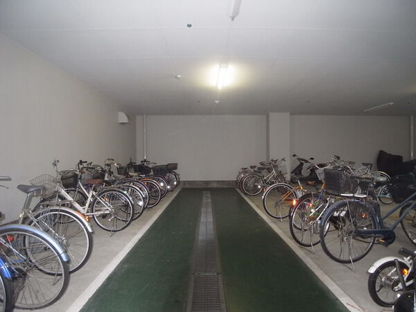 【グリーンコーポ学園前】駐輪場