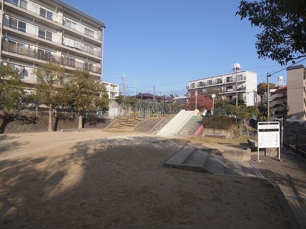 【ダイヤハイツ学園前】敷地内公園 【ダイヤハイツ学園前】敷地内公園