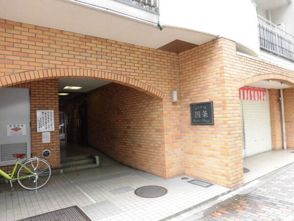 【ルミエール四条】エントランス
