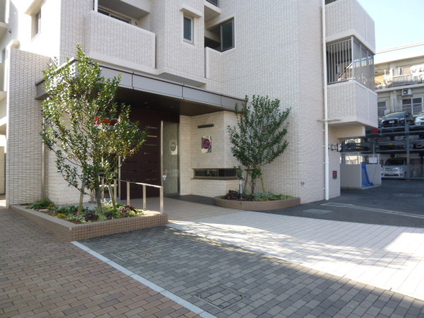【シークレア茨木桜通り】マンションエントランス