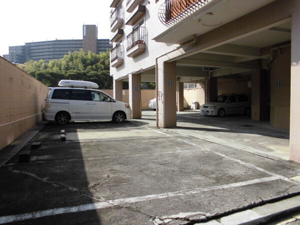 【グリーンハウス千里】敷地内駐車場 【グリーンハウス千里】敷地内駐車場