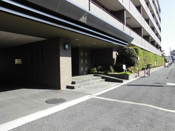 【ステイツ千里山田プリズム】エントランス 【ステイツ千里山田プリズム】エントランス