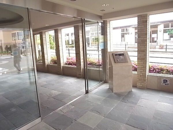 【メゾンドール箕面】エントランス