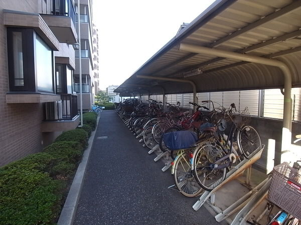 【ロイヤルシャトー香枦園】駐輪場