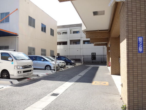 【レスタージュ旭公園】駐車場 【レスタージュ旭公園】駐車場