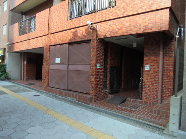 【ライオンズマンション上六】エントランスアプローチ