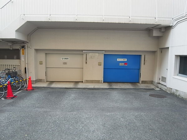 【マツダファミリーハイツ阿波座】駐車場