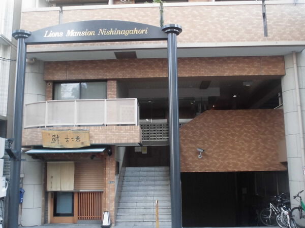 【ライオンズマンション西長堀】エントランスアプローチ