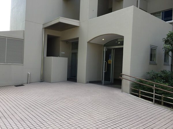 【南港かもめ第2コーポ】エントランスアプローチ