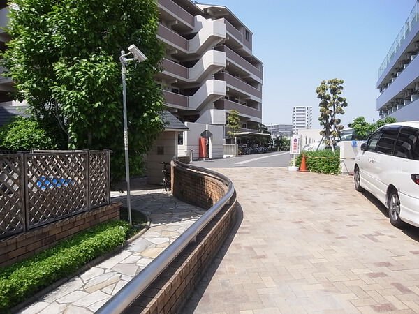 【アレージュ千里青葉丘】敷地内の通路