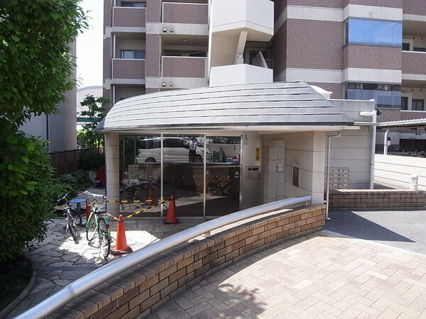 【アレージュ千里青葉丘】エントランス前