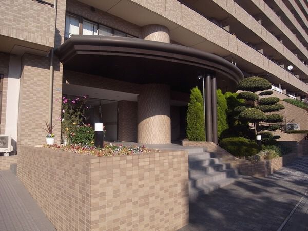 【キングマンション千里万博公園】エントランス前