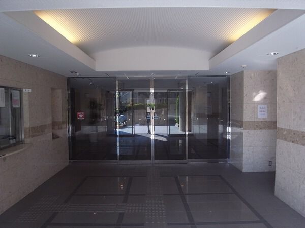 【キングマンション千里万博公園】エントランス内
