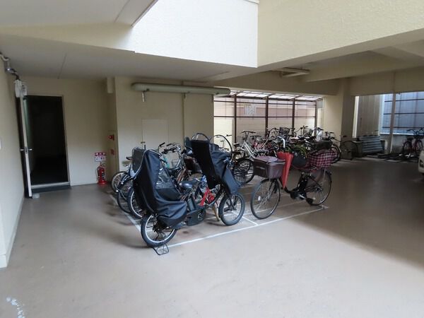 【四ツ橋三洋ハイツ】駐輪場