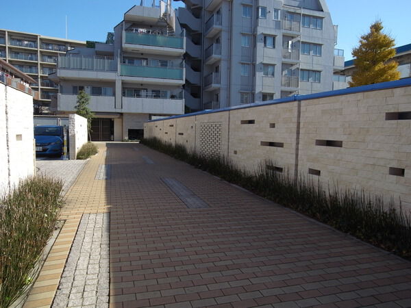 【ザ・パームス三鷹レジェーロ】アプローチ