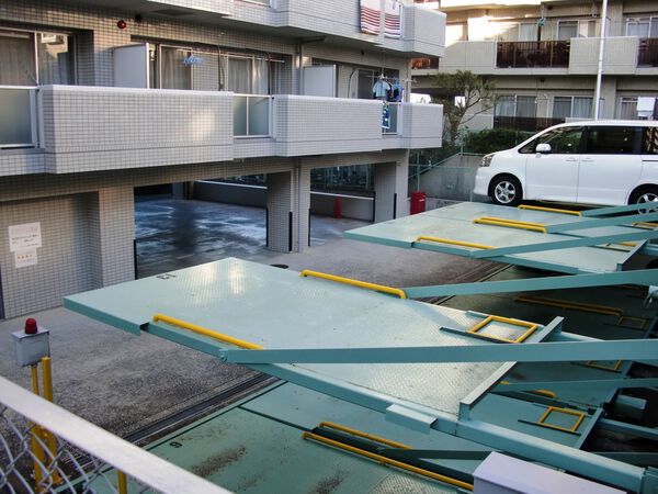 【パルメゾン湘南八景】敷地内駐車場 【パルメゾン湘南八景】敷地内駐車場