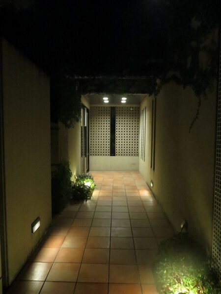 【バンベール向山公園】エントランス（夜）